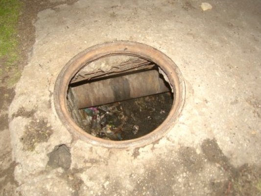 Foc la unul dintre culcuşurile oamenilor străzii